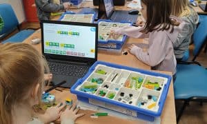 Na półkoloniach w Olsztynie szukamy skarbów i budujemy roboty Lego! 🚀🤖 🌟