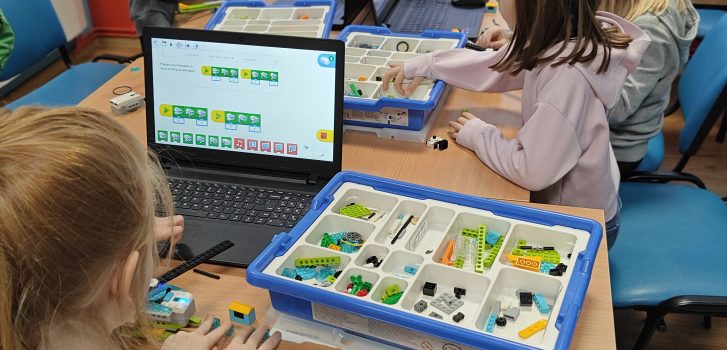 Na półkoloniach w Olsztynie szukamy skarbów i budujemy roboty Lego! 🚀🤖 🌟