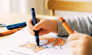 Dziecko koloruje i kredką wychodzi poza linie