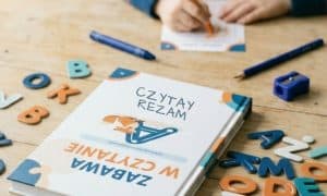 Dziecko przestawia litery podczas czytania lub pisania